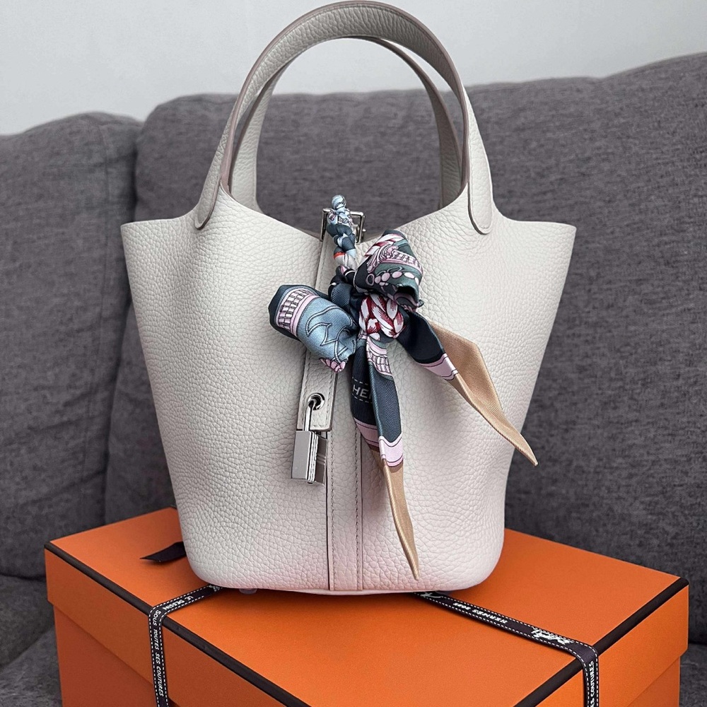 💕💕💕LIVE NOTIFICATIONS MIXED LUXURY ITEMS! ALL SALES ARE FINAL💕💕💕 - Picture 5 of 17